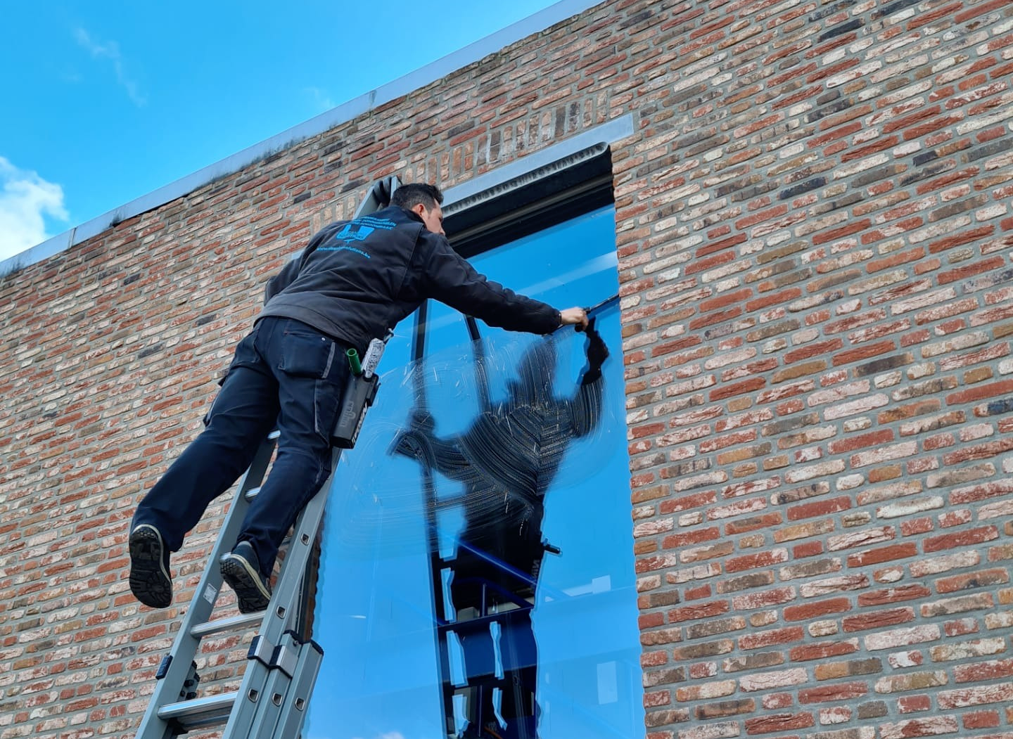 cleaning window e1679928706496 | Cleaning Solutions, Uw partner in schoonmaak